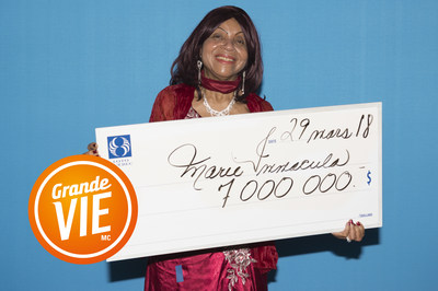 La gagnante du gros lot de la loterie Grande Vie (Groupe CNW/Loto-Québec)