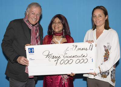 Sur la photo de gauche à droite : Yves Corbeil, la gagnante et Isabelle Jean, présidente des opérations loteries à Loto-Québec. (Groupe CNW/Loto-Québec)