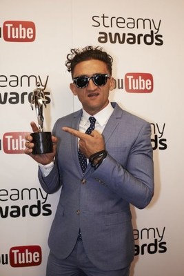Casey Neistat avec son trophée au 6ème Streamy Awards qui honore les plus grands créateurs de la plateforme YouTube. (Groupe CNW/Influence Mtl)