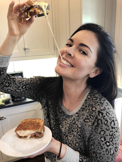 The Caramelized Onion Grilled Cheese Burger by Katie Lee brings two comfort food classics together on Sara Lee® Artesano™ Bread for ooey-gooey deliciousness.