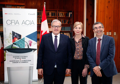 Lawrence MacAulay, Minister of Agriculture and Agri-Food, with Anna-Mary Schmidt and Andr Levesque of the CFIA at the Centre for Plant Health in Sidney, B.C. (CNW Group/Canadian Food Inspection Agency (CFIA))