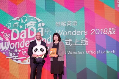 "Wonders" Official launch Ceremony, left: Shawn Clark (McGraw-Hill Education); right: Hui Zhi (DaDaABC's CEO)