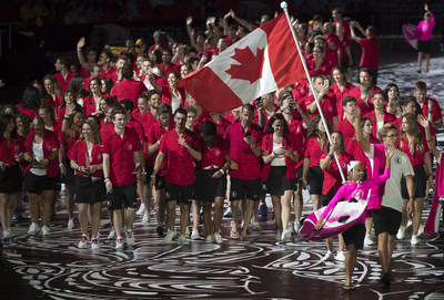 L'quipe canadienne fait son entre au Stade lors de la Crmonie d'ouverture des Jeux du Commonwealth 2018  Gold Coast, Australie, derrire la porte-drapeau Meaghan Benfeito, mdaille olympique et des Jeux du Commonwealth. (Groupe CNW/Association canadienne des Jeux du Commonwealth)