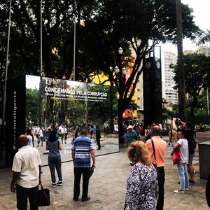 Espelho enorme em São Paulo criado pela Momentum para o Estadão mostra pessoas condenadas pela corrupção em ação