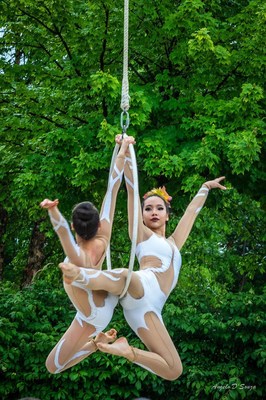 Aqua Cirque is a water-themed circus show from A2D2-Aerial Dance Cirque Co. (CNW Group/Water's Edge Festivals & Events)