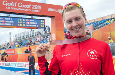 Joanna Brown dcroche la premire mdaille pour le Canada aux Jeux du Commonwealth 2018, avec sa mdaille de bronze au triathlon. (Groupe CNW/Association canadienne des Jeux du Commonwealth)