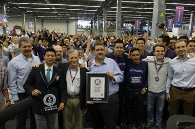 Francisco Ayón (au centre), ministre de l’Éducation du Jalisco, tient le record Guinness