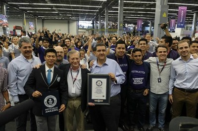 Francisco Ayón (centro), Secretario de Educación de Jalisco, sostiene el certificado del récord de Guinness