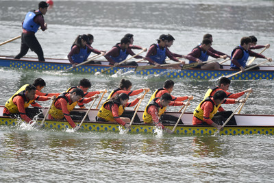 The picture shows the site of the first International Elite University Dragon Boat Championship organized by Zhejiang University.