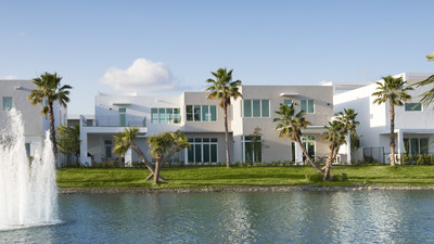 The Mansions at Doral ofrece hermosas vistas serenas con lago privado en una comunidad cerrada de solamente 59 viviendas con vigilancia las 24 horas del día.