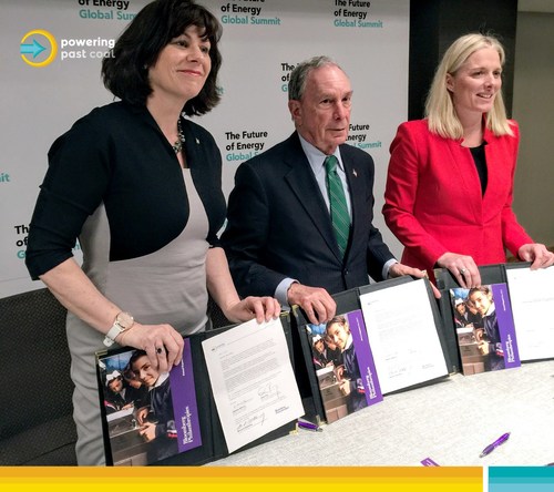 Canada’s Minister of Environment and Climate Change, Catherine McKenna, the United Kingdom’s Minister of State for Energy and Clean Growth, Claire Perry, and the head of Bloomberg Philanthropies and the UN’s Special Envoy for Climate Action, Michael Bloomberg, hold signed letters to welcome Bloomberg Philanthropies as a new partner to the Powering Past Coal Alliance, at the Bloomberg Future of Energy Summit. (CNW Group/Environment and Climate Change Canada)