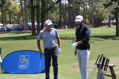 Dustin Johnson et Sam Saunders examinent des btons de golf d'poque. (Groupe CNW/RBC Groupe Financier)