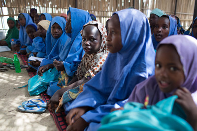 Des enfants suivent des cours dans un espace d'apprentissage temporaire, au camp pour personnes dplaces internes de Muna Garage,  Maiduguri, Nigria.  UNICEF/UN0126508/Bindra (Groupe CNW/UNICEF Canada)