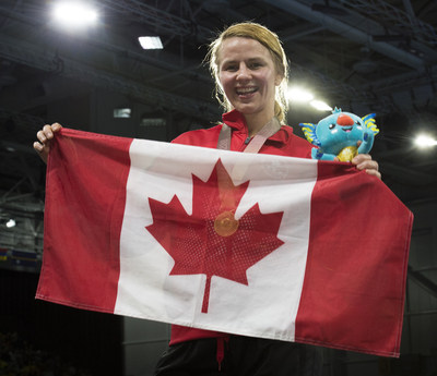 La lutteuse Erica Wiebe nomme la porte-drapeau pour l'quipe canadienne  la Crmonie de clture de Gold Coast 2018. (Groupe CNW/Association canadienne des Jeux du Commonwealth)