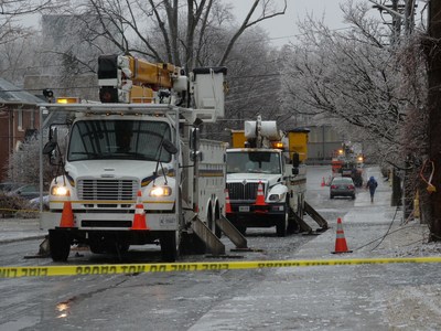 Hydro Ottawa crews work on Clarendon Avenue after a winter ice storm caused havoc in the nation's capital April 16, 2018. (CNW Group/Hydro Ottawa Holding Inc.)