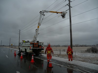 Hydro Ottawa workers continue to restore power after devastating freezing rain. (CNW Group/Hydro Ottawa Holding Inc.)