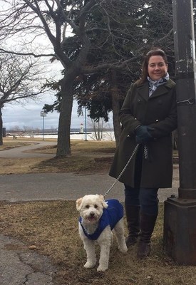 Michelle Flannery, conseillre du district Fort-Rolland, avec son chien. (Groupe CNW/Ville de Montral - Arrondissement de Lachine)