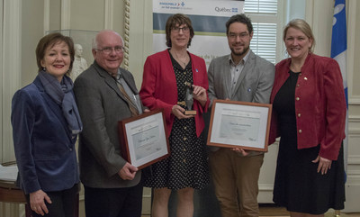 Ginette Galarneau, prsidente de l'Office de la protection du consommateur; Yves Therrien, journaliste; France Latreille, directrice d'Union des consommateurs; Franois Dcary, prsident d'Union des consommateurs; Lise Thriault , ministre responsable de la Protection des consommateurs et de l'Habitation (Groupe CNW/Office de la protection du consommateur)