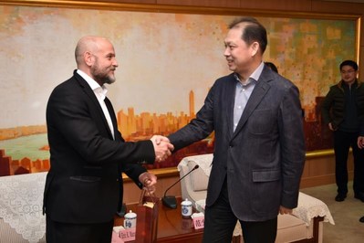 District Mayor Fan Shao Jun of the Baoshan local government (right) greets Eric K. Mangiardi, CEO of Q3 Medical Devices Limited (left) to discuss the future high-tech medical device manufacturing facility.