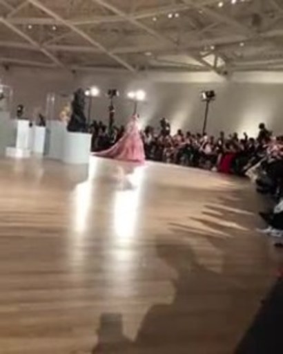 La modelo Maya Henry abre la pasarela del desfile Alta Moda Couture 2018 de Dolce & Gabbana en la Ciudad de México