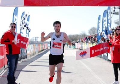 Tristan Woodfine from Cobden, Ontario is the new half-marathon winner of the Banque Scotia 21k de Montréal race. Credit: Inge Johnson/Canada Running Series (CNW Group/Scotiabank)