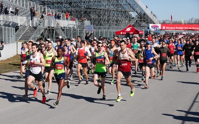 La 16e édition du Banque Scotia 21k de Montréal a été un grand succès avec près de 7 000 participants et 1,3 million amassés pour des organismes caritatifs locaux grâce au Défi caritatif Banque Scotia. Crédit : Inge Johnson/Canada Running Series (Groupe CNW/Scotiabank)