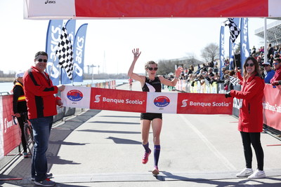 Sasha Gollish de Toronto, Ontario a terminé en première position chez les femmes au demi-marathon de la course Banque Scotia 21k de Montréal. Crédit : Inge Johnson/Canada Running Series (Groupe CNW/Scotiabank)