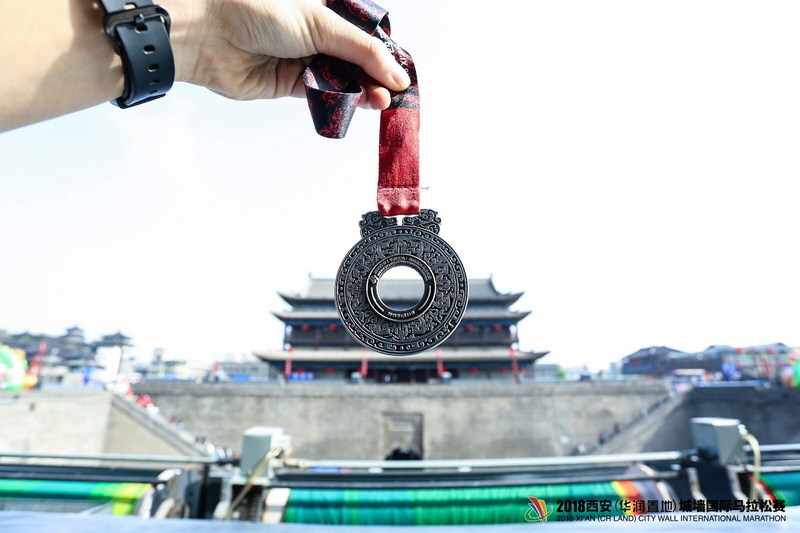 Medalha da Maratona Internacional de Xi’an 2018 no formato do jade da China antiga, dinastia Han Ocidental. (PRNewsfoto/Xi'an International City Wall M)