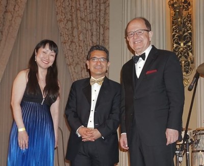 From the left: Drs. Vicky Yamamoto (Executive Director of SBMT and member of the board of BMF; chair of the award committee), Babak Kateb (Chairman CEO of SBMT and President of BMF) and C. L. Max Nikias (USC President).