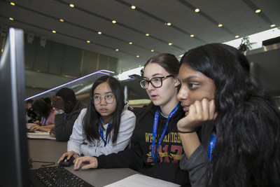 在洛克希德·马丁公司的代码探索活动中，学生们以小组形式解决编码挑战。