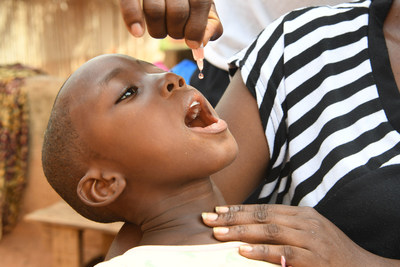 Kelly, ge de 5 ans, se fait vacciner contre la poliomylite lors d'une campagne de vaccination mobile dans le village de Dibobly, en Cte d'Ivoire.  UNICEF/UN061427/Dejongh (Groupe CNW/UNICEF Canada)