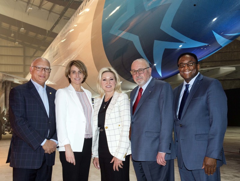 Vincent Crisanti, Toronto City Councillor, Annick Guérard, Chief Operating  Officer, Transat, Bonnie Crombie, Mayor of Mississauga, Jean-Marc Eustache, President and CEO, Transat, Michael Thompson, Toronto City Councillor (CNW Group/Transat A.T. Inc.)