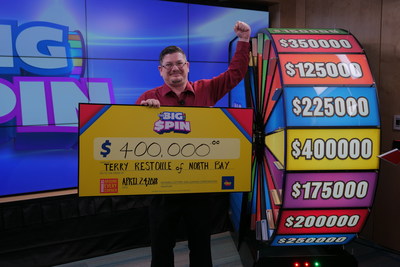 Terry Restoule, de North Bay, célèbre après avoir fait tourner la roue THE BIG SPIN au Centre des prix OLG à Toronto et remporté un lot de 400 000 $. M. Restoule a gagné un gros lot au jeu INSTANT THE BIG SPIN d’OLG. (Groupe CNW/OLG Winners)