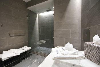 Shower Suite at United Polaris lounge at SFO