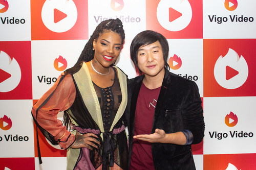 A Cantora Ludmilla e o mágico Pyong Lee juntos na festa do Vigo Video