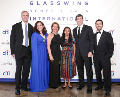 Gala 2018 de Glasswing International recauda $675,000 para niños y jóvenes en Latinoamérica. Los cofundadores de Glasswing Ken Baker, Celina de Sola y Diego de Sola con la periodista Maria Elena Salinas; embajador de Glasswing y comentador de ESPN, Fernando Palomo, y joven beneficiaria, Ana, en la ciudad de Nueva York. (PRNewsfoto/Glasswing International)