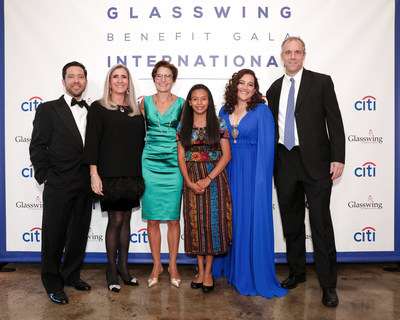 Cofundadores de Glasswing Diego de Sola, Celina de Sola y Ken Baker con la directora ejecutiva de Citi Latinoamérica, Jane Fraser, Ana Cristina López de Citi El Salvador y joven beneficiaria Ana. (PRNewsfoto/Glasswing International)