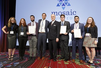 De izquierda a derecha: Devon Smith, Caroline Stern, Gabriel Kaufman, Benjamin Levy, el presidente del Congreso Judío Mundial y de la Conferencia del Jerusalem Post Ronald S. Lauder, Mitch Podgorowiez, David Abayev y Emily Halpern posan en el escenario durante la Conferencia Anual de Nueva York del Jerusalem Post en el New York Marriott Marquis Hotel, el 29 de abril de 2018 en la Ciudad de Nueva York. (Foto: Noa Grayevsky/Getty) (PRNewsfoto/Mr. Ronald S. Lauder)