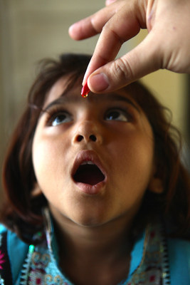 Une fille reoit un dose de vitamine A, dans un centre de sant du village Khan Pur Baga Sher, dans la province du Punjab, au Pakistan. (Groupe CNW/UNICEF Canada)