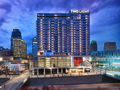 Two major murals on the exterior of Two Light Luxury Apartments pay special tribute to great people and moments in Kansas City’s history. A mural celebrating great Kansas City sports moments, pictured here, was recently unveiled on the south side of the building.