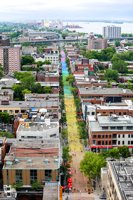 Le projet 18 shades of gay, conu par l'architecte paysagiste et designer urbain Claude Cormier, prsente une canope de 180 000 boules de 18 teintes diffrentes, dploye sur un kilomtre. (Groupe CNW/Socit de Dveloppement Commercial du Village)