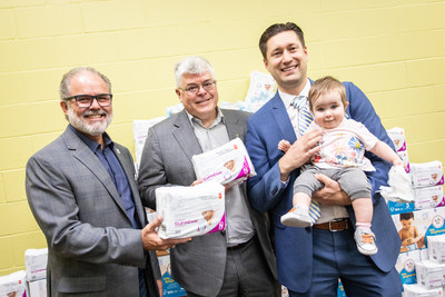 (de gauche à droite) M. Dany Hétu, directeur général de Moisson Rive-Sud ; M. Richard D. Daneau, directeur général de Moisson Montréal ; M. Sylvain Lemieux, directeur principal, Promotions, chez Maxi, Maxi&Cie et No Frills ; Jeanne (Groupe CNW/MOISSON MONTREAL)