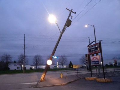Damaged hydro pole on Montreal Road - May 5, 2018 //  Poteau électrique endommagé sur la rue Montreal, le 5 mai, 2018 (CNW Group/Hydro Ottawa Holding Inc.)