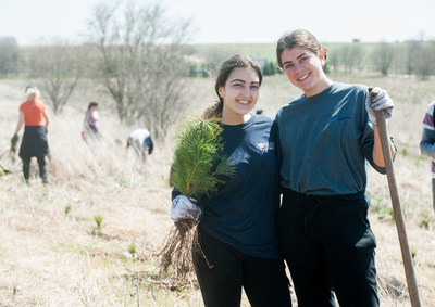 Forests Ontario's annual Community Tree Plant kicked off the planting season once again with planting events across the province. 5600 trees were planted by 800 volunteers. (CNW Group/Forests Ontario)