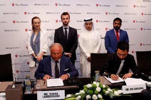 Ma Guolong, CEO of Oriental Pearls (right) and Tonino Lamborghini, President Tonino Lamborghini s.p.a. signing the landmark agreement in Dubai (PRNewsfoto/Oriental Pearls)