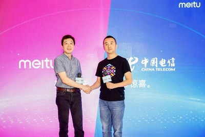 Chen Li, Deputy General Manager of Tianyi Telecom Terminals Co. Ltd (left) and Yi Wei, Senior Vice President of Meitu (right)