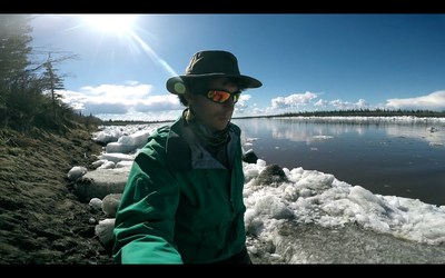 Adam Shoalts qui examine la glace sur le long de la rivire Porcupine. (Groupe CNW/Socit gographique royale du Canada)