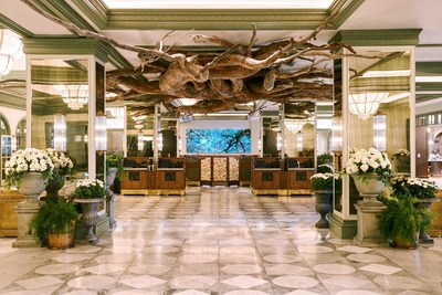 Filled with natural light and punctuated by nature-inspired décor and art, Park MGM’s lobby is a nod to urban gardens and parks, including the adjacent Park neighborhood, bringing the outdoors inside. Throughout the lobby, guests are invited to explore intriguing works by the likes of Henrique Oliveira, David Hockney, Shahram Karimi and Shoja Azari, and many others.
