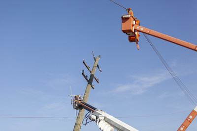 Hydro One crews restore power after severe windstorm leaves over 577,000 customers without power. (CNW Group/Hydro One Inc.)