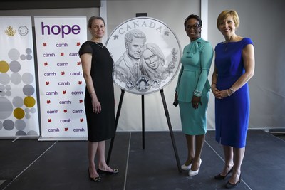 De la gauche :  Sandra Hanington,  présidente, Monnaie royale canadienne, Celina Caesar-Chavannes, secrétaire parlementaire de la ministre du Développement international et Deborah Gillis, présidente, Fondation CAMH  dévoilent une pièce de collection en argent célébrant le mariage royal du prince Harry et de Mme Meghan Markle (Toronto, le 9 mai 2018). (Groupe CNW/Monnaie royale canadienne)